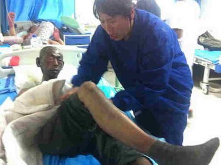 આગમાં દાઝી ગયેલી વ્યક્તિને હોસ્પિટલમાં સારવાર આપવામાં આવી રહી છે...