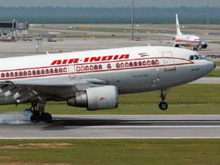 50 કેરેટ્સ સિગારેટની તસ્કરી કરતા પકડાયો AIનો કેબિન ક્રૂ