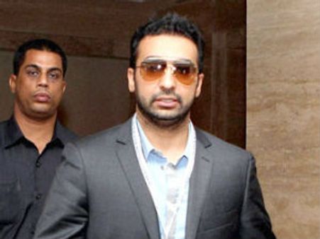 ખેલાડીઓ બુકીઓને તેમના અંગત મહેમાન તરીકે આમંત્રિત કરે છે