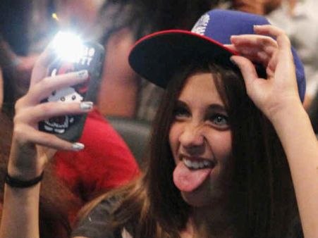 બિહાર પંચાયતે અપરણિત યુવતીઓને મોબાઇલ રાખવા પર પ્રતિબંધ લગાવ્યો!