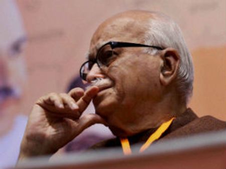 મોદીના સમર્થનમાં અડવાણીના ઘરની બહાર પ્રદર્શન