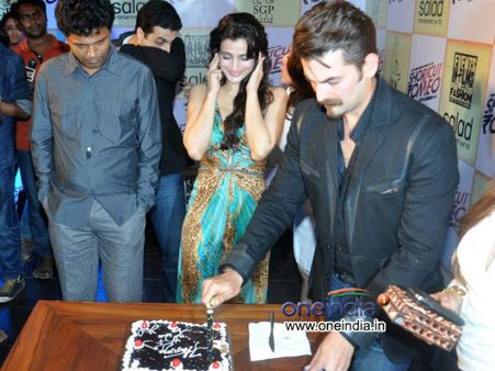 નીલે કાપ્યું કેક