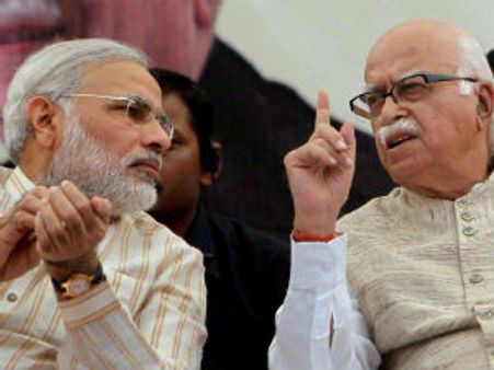 મોદીએ અડવાણીને કર્યો ફોન, નિર્ણય બદલવા કર્યો આગ્રહ