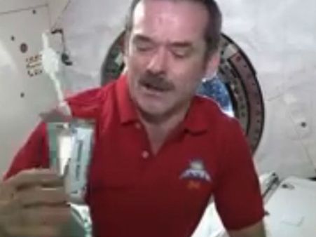 અંતરિક્ષમાં કેવી રીતે રડે છે એસ્ટ્રોનટ?