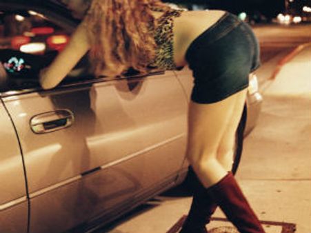 કોલગર્લ સાથે કારમાં રંગરલિયા મનાવતા 3 નબીરા જડપાયા