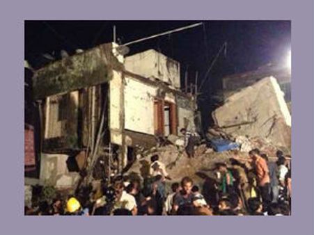 મુંબઇમાં મધરાતે ઇમારત ધસી, 4નાં મોત