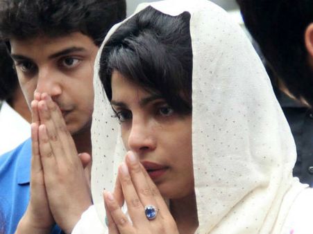 Pics : ભાંગી પડ્યાં પ્રિયંકા, બૉલીવુડએ આપ્યો સધિયારો