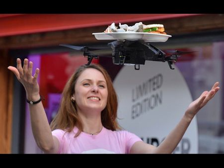 અહીં ખાવાનુ ઉડીને આવે છે લોકો પાસે