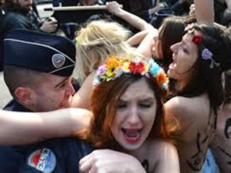 યૂરોપીયન મહિલાઓને અર્ધનગ્ન થઇને પ્રદર્શન કરવાની મળી સજા!