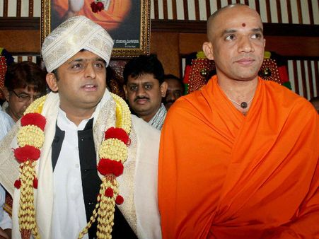 નિર્મલાનંદાંથા સ્વામી સાથે અખિલેશ યાદવ