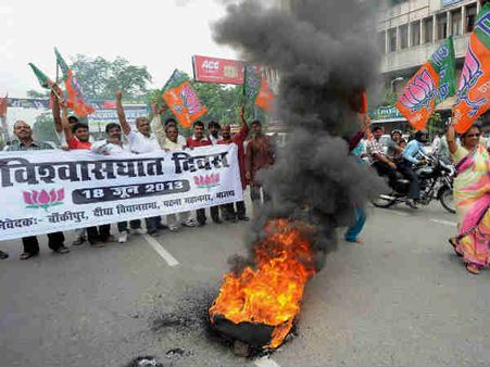 'વિશ્વાસઘાત દિવસ' બન્યો હિંસક, બીજેપી નેતાઓની ધરપકડ