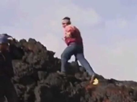 pics: જ્વાળામુખીના લાવા પર ચાલ્યો યુવાન