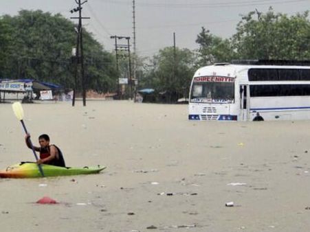 પાણીમાં ફસાયા શ્રદ્ધાળુઓ