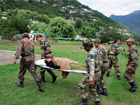 મહિલા શ્રદ્ધાળુને મદદ