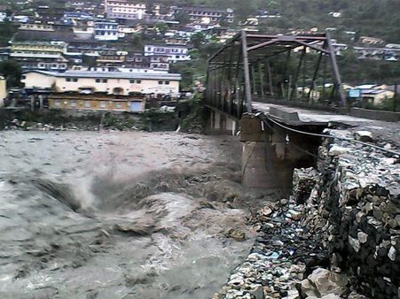 પોતાના પરિજનોને જોઇને લીધો રાહતનો શ્વાસ