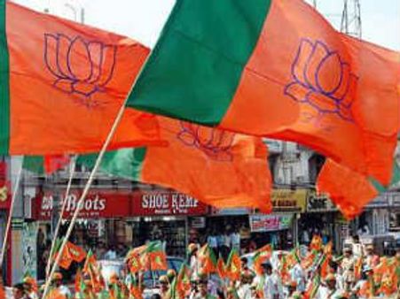 મહિલા અને ભાજપા નેતા વચ્ચે જામ્યું 'ચપ્પલયુદ્ધ'