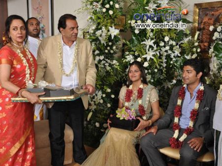 અહાના-વૈભવને આશીર્વાદ