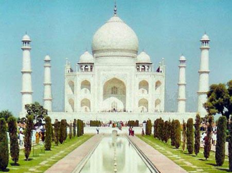 વરસાદમાં નીખરી ગયું તાજનું હુસ્ન