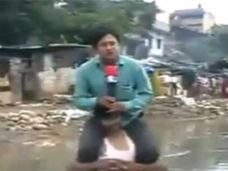 વીડિયો: પીડિતના ખભા પર ચઢનાર રિપોર્ટરે ગુમાવી નોકરી