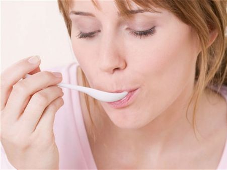 સફેદ ચમચી દહીંનો સ્વાદ વધારે છે