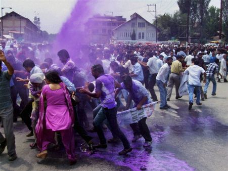 પ્રદર્શનકારીઓને રોકવા કલરપાણી
