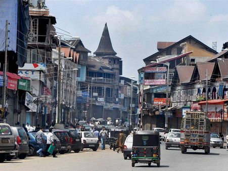 કાશ્મીરી પ્રદર્શનકારીઓએ લશ્કરી શાળા પર હુમલો કર્યો