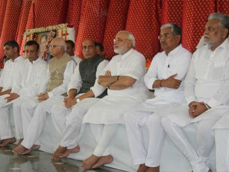 એકમંચ પર જોવા મળ્યા અડવાણી-રાજનાથ-મોદી