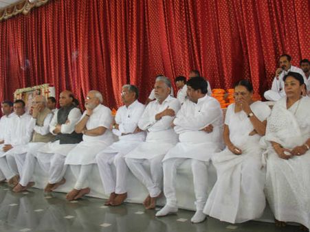 ભાવનાબેન ચિખલીયાને અપર્ણ કર્યા શ્રધ્ધાસુમન