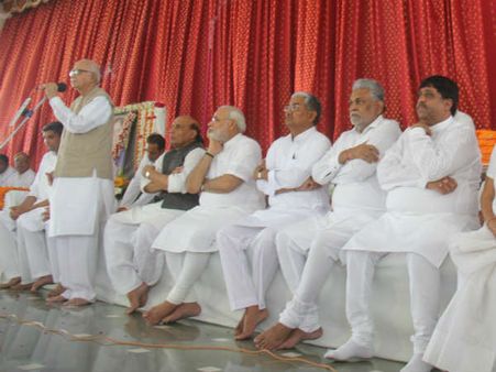 લાલકૃષ્ણ અડવાણીએ સ્વ. ભાવનાબેનને અર્પણ કર્યા શ્રધ્ધાસુમન 