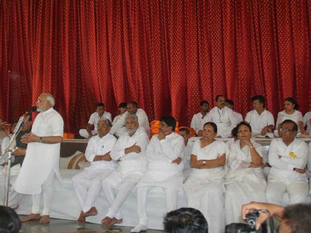 નરેન્દ્ર મોદીએ ભાવનાબેનને અપર્ણ કર્યા શ્રધ્ધાસુમન