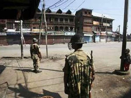 કાશ્મીરી પ્રદર્શનકારીઓએ લશ્કરી શાળા પર હુમલો કર્યો