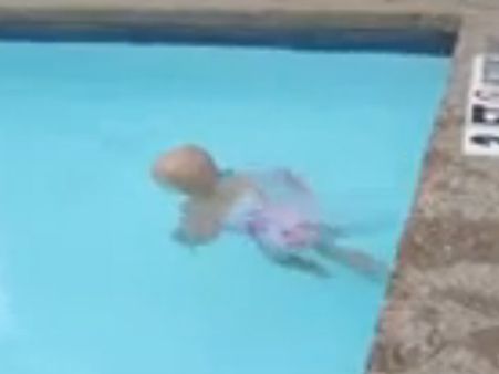 પાણીમાં મસ્તીથી વિહરતી નાની 'જલપરી'