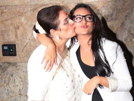 Pics : લુટેરાના સ્પેશિયલ સ્ક્રીનિંગમાં માતાએ લુંટાવ્યો પ્રેમ!