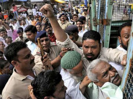 ભાજપ કોંગ્રેસ શાસિત રાજ્યોમાં કોમી રમખાણો ફેલાવશે: દિગ્વિજય સિંહ