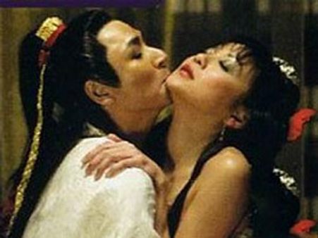 ...અને જ્યારે રેલવે સ્ટેશન પર ચાલવા લાગી પોર્ન ફિલ્મ