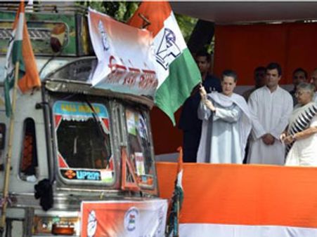 ઉત્તરરાખંડ: કોંગ્રેસની રાહત સામગ્રીમાં સોનિયા-રાહુલના પોસ્ટરો