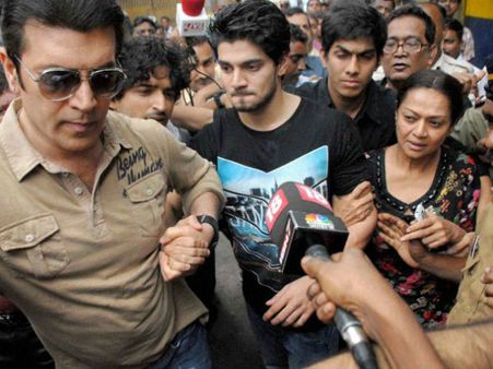 Pics : સૂરજ ઘરે પહોંચ્યાં, જિયા પણ ખુશ હશે : ઝરીના