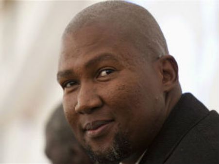 નેલ્સન મંડેલાના પુત્રોના શબ કબરમાંથી બહાર કાઢી દેવાયા