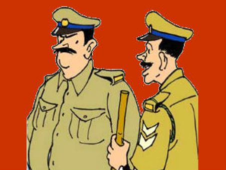 યુવકે પાણી માંગ્યું તો પોલીસકર્મીઓએ ચહેરા પર કરી દિધી પીપી