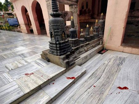 મહાબોધિમાં વેરાયુ લોહી મહાબોધિમાં વેરાયુ લોહી