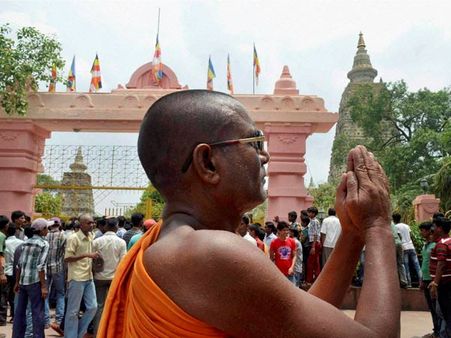 બોધગયાના મંદિર બહાર પૂજા બોધગયાના મંદિર બહાર પૂજા