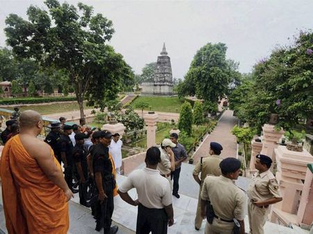 ઘટના સ્થળે એકત્ર થયેલા સાધુઓ ઘટના સ્થળે એકત્ર થયેલા સાધુઓ