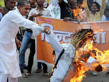 વિહિપે બાળ્યા આતંકીઓના પુતળાં વિહિપે બાળ્યા આતંકીઓના પુતળાં