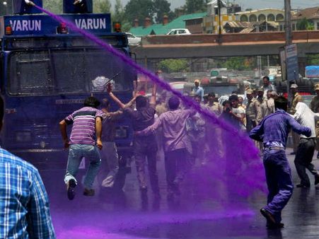 12 શ્રીનગર - પ્રદર્શનકારીઓ પર પાણીનો મારો