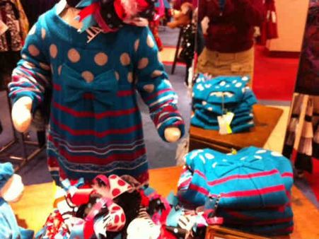 સ્વેટર બનાવતી સ્ત્રી