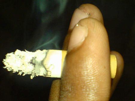 સિગારેટ સળગતી દેખાય