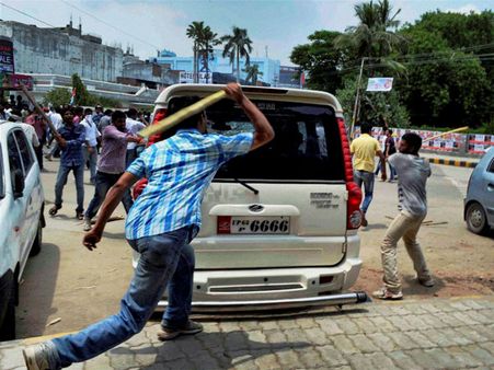 વાહનોમાં તોડફોડ