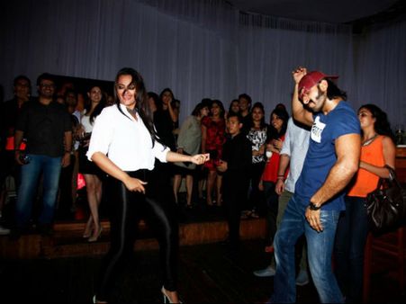 ડાન્સ કરતાં સોના-રણવીર ડાન્સ કરતાં સોના-રણવીર