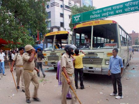 અલ્હાબાદમાં આરક્ષણના નામે તોડફોડ, બે બસો સળગાવી