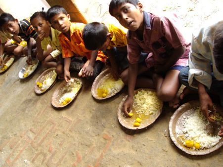 બપોરે બાળકોને ભોજન કરાવવામાં આવ્યું હતું